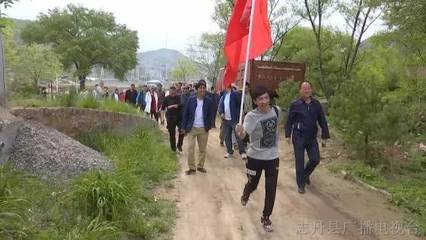 縣文聯(lián)開展“到人民中去”文藝扶貧志愿服務(wù)活動(dòng) 攝影擴(kuò)印服務(wù)溫暖鄉(xiāng)村